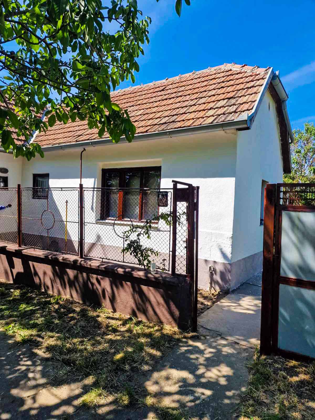 Prodaje se kuca u Tarasu